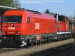 Mit Gterzug und Verschublok 2068 051 im Schlepptau steht 2016 080-0 auf Weiterfahrt nach Graz wartend im Bahnhof Gleisdorf.