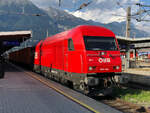ÖBB 2016 042-1 mit einem kurzen Güterzug bei der Durchfahrt durch Innsbruck Hbf. Aufgenommen am 11.08.2021