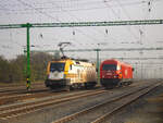 Szentgotthárd. In einer dichten Nebelsuppe versank am frühen Morgen des 21.10.2024 der Bahnhof Szentgotthárd vasútállomás. Nichts desto trotz, fanden umfassende Rangierarbeiten statt: Die ÖBB 2016 086 ist hier am Bahnhofsvorfeld mit der  GySEV 470 010 zu sehen.