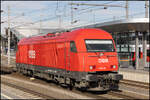 2016.091 macht sich auf den Weg zu ihrem Zug in Graz Hauptbahnhof am 15.11.2024 