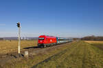 Am 14. Jänner 2025 war 2016 087 mit dem IC 254  Mura  (Budapest keleti pu - Graz Hbf) unterwegs und hat soeben die Staatsgrenze zwischen Ungarn und Österreich bei Mogersdorf passiert. Am linken Bildrand befindet sich das Einfahrsignal des Bahnhofs Szentgotthárd. 