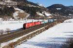 Mit dem großen 32-achsigen Trafotransportwagen fahren am 19.1.2025 die 2016 013 und die 1116 095 von Graz Vbf nach Linz Stahlwerke hier kurz vor dem Bahnhof Rottenmann.
Die 2016 ging in Selzthal vom Zug.