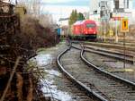 2016 077 erreicht mit einem Rüben(teilzug), vom Ladeplatz Geinberg kommend, den Bhf. Ried; 250127