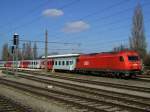 Die 2016 034 am 15.03.2008 mit einem REX bei der Ausfahrt aus Wiensdbahnhof.