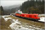 Diesellok 2016 051 zieht den EC 31  Allegro Johann Strau  mit der  kalt  eingereihten E-Lok 1044 040 ber den Obdacher Sattel.Dieser Zug wurde aufgrund eines Felssturzes am Neumarkter Sattel ber das Lavanttal umgeleitet.
Eppenstein 6.3.2009