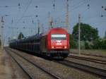 Nur noch wenige Sekunden vor der Bahnhaltestelle Wien Sssenbrunn befindet sich die 2016 003-2 mit einem Autozug, der mit Peugeot- und Citroen-Fahrzeugen beladen ist. (20.05.09)