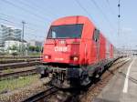 2016 063 schiebt die Wagengarnitur fr RE969 in den Mnchener Hauptbahnhof;110513