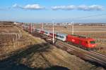 Zwei Zge sind zwischen Wien Meidling und Wr. Neustadt Hbf. gemeinsam unterwegs. REX 2791 nach Hartberg und REX 7751 nach Neckenmarkt-Horitschon, am Nachmittag des 02.03.2012 kurz vor Pfaffsttten.