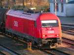 2016 077-6 karrt einen 64Ax-Gterzug heran, und fhrt nach erfolgtem abkuppeln sogleich als Lokzug nach Braunau am Inn weiter.  
Bhf. RIED i.I. 061227