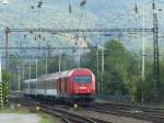 Regionalexpress Wien-Bratislava - mit 2016 010, zwei slowakischen und zwei österreichischen Wagen verbindet dieser Zug die beiden Hauptstädte bei einer Fahrzeit von einer Stunde. 23.8.2015, Devínska Nová Ves