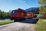 2016 056-1 steht mit einem Schotterzug, bestehend aus Wagen der ÖBB und STLB, am 19.4.2016 bei der Haltestelle Berg im Drautal.