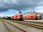 2016 064-5 mit GZ75855, und 2016 063-7 mit R5973, unter der herannahenden Gewitterwolke über dem Bhf.