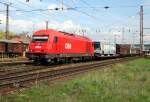 Gterzug bespannt mit 2016.36 auf der Fahrt durch den Bahnhof Wels am 7.