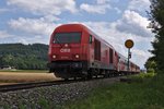 REX 5817, spannt mit der 2016.067, auf der Fahrt nach Braunau am Inn. Entstanden ist dieses Foto zwischen Munderfing und Mattighofen. (29.07.2016)