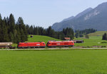 Montag - Freitag ist immer der Güterzug von Vils/Tirol nach Hall in Tirol unterwegs.
Der Zug muss um das Außerfern herumfahren, am Wettersteingebirge vorbei,um dann durch das Karwendelgebiet und die Tiroler Alpen in das Tal des Inn zu gelangen. Interessant ist die Doppeltraktion und die Spekulation, aus wie vielen Wagen der Zug bestehen wird. Bahnstrecke 5504 München - Mittenwald Grenze mit ÖBB 1016 002 und 2016 041 kurz vor der Schmalenseehöhe. 12.09.2016