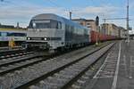 Ausfahrt von 2016 902 der RailAdventure GmbH mit mehreren Containerwagen sowie vier Kupplungsadapterwagen am 13.03.2023 im Bahnhof von Friedrichshafen in Richtung Radolfzell