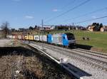 Die 2016 904 mit einem Containerzug am 11.03.2017 unterwegs bei Črešnjevec.