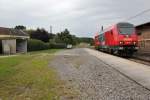 Haltestelle Breitenaich bei Km 6,9 an der Aschacher Bahn,die seit 2007 von Stern & Hafferl geführt wird. Das Grau in Grau des Himmels verhalf dieser knallroten Lok noch mehr farblicher Mittelpunkt dieses Fotos zu sein , September 2013