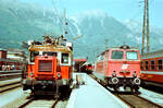 Begegnung eines Arbeitswagens ( Baureihe X 534) und einer ÖBB-Lok der Baureihe 2043 vor dem Innsbrucker Hauptbahnhof (Sommer 1983)