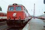 Klagenfurt Hauptbahnhof im August 1983: ÖBB-Lok 2043.10 und rechts daneben eine Lok der ÖBB-Baureihe 1042