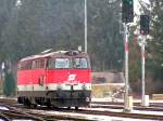 2043 060-9 (Traktion KREMS/D) durchfhrt im Blockabstand zum IGE-Sonderzug den Bhf.