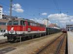 Vermutlich ein Sonderzug stand am 19.04.09 in Krems an der Donau abgestellt. Bestehend aus der 2043 022-9, vier grnen und zwei roten Schlierenwagen.