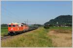 2043 005 als Vorspann beim Sonderzug D 16244 nach Wien mit 1042 041 als Zuglok, am 10.7.2010 mit Blick auf Wildon.