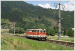 2043 049 (die einzige 2043 mit Wortmarke) fhrt als Lokzug duch die Haltestelle Markt-Sachsenburg. 
17.07.2010