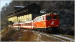 An der Verladerampe in Loja vorbei, fhrt 2043 005 fhrt SDZ 14367 von Linz nach Spitz.Es war die Abschiedfahrt auf der Donauuferbahn. 
27.11.2010 
