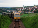 2043.24 mit dem Reblaus Express von Retz nach Drosendorf im Hintergrund ist Retz-Altstadt.
Retz 14.05.2016.