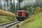 Diesellok 2048 018 fhrt mit einem Gterzug von Timelkam nach Ampflwang.
4.10.2008