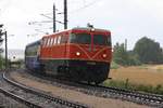 RBAHN 2050.09 am 07.Juli 2019 mit dem SR 14994 (Zwettl - Wien Praterstern) bei strömenden Regen in Sigmundsherberg.