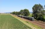2050 04 war am 16. Juni 2012 mit Sdz E 14818 von Wien Heiligenstadt zur Nibelungengauer Sonnenwende nach Emmersdorf/Donau unterwegs. Die Aufnahme zeigt den Zug kurz vor seinem Zwischenhalt in Tulln. 