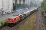 2050 09 und 04 vor dem Sonderzug zum Dieselloktreffen von Wien Franz-Josefsbahnhof ber die Donauuferbahn, Erdbergerlde, Wien Hauptbahnhof und die Sdbahn nach Mrzzuschlag, hier zusehn kurz vor der Station Wien Handelskai; am 10.06.2012