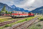 ÖBB 2068 027-8 rangiert die EBFL 2043 049-2 auf ein Abstellgleis, auf dem Gelände der Lienzer Eisenbahnfreunde.