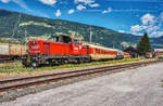 2068 027-8 verschiebt nach der Sonderfahrt nach Abfaltersbach, die Schlierenwagen wieder vor das Heizhaus der Lienzer Eisenbahnfreunde.
Aufgenommen am 10.6.2017.