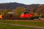 2068 40-2 mit einem langen Güterzug in Haselstauden gen Dornbirn.