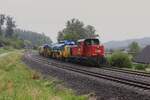 Mit einer Plasser&Theurer Stopfmaschine der Firma Bahnbau Wels fuhr am 27.6.2024 die 2068 042 von Gleisdorf nach Graz hier mitten in einem Gewitter beim Kreuzungshalt in Laßnitztal.