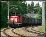 Den Verschubgterzug 73564 von Judenburg nach Zeltweg zieht heute die 2068 049 die soeben das Vorsignal des Bahnhof Zeltweg passiert.