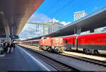 Während die Reisenden an Gleis 9 in Wien Hbf (AT) auf den verspäteten Railjet nach Budapest (HU) warten, hat nebenan die wagenlose 2070 059-8 (Vossloh Rh 2070) Durchfahrt in östlicher