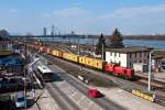 BR 2070 mit Containern, vor der blauen Donau in Wien Handelskai.