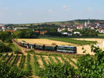 2143 009 mit dem Reblaus Express kurz nach der Abfahrt von Retz in Richtung Drosendorf.
Retz, 24.06.2017.