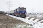 Ein leerer Personenzug, der über Nacht in Ernstbrunn hinterstellt war, erreicht gerade das Ortsgebiet von Korneuburg. Zoglog ist die 2143.062 alias Blaue Elise. (01.12.2018)