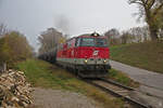 Hier ist 2143.30 mit dem Ölpendler Rückfahrt nach Stadlau unterwegs. (09.11.2018)