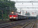 Österreichische Diesellok in Celldömölk! Das war ein gutes Fotothema beim Schlechwetter. 
2143 073 mit einem Sonderzig von Keszthely (bei Plattensee) in Richtung Österreich bei der Durchfahrt in Bahnhof Celldömölk.
07.06.2008.