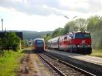 2143 071-5 trifft als EZ 6454 im Bahnhof Willendorf 5022 060-5 mit seinem Ziel Puchberg am Schneeberg. (17.5.09)