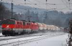 Das 2143 Tandem des LP 34141 wurde kurzfristig zu einer neuen Aufgabe herangezogen. Die zu berstellenden Wagen wurde in Tullnerbach-Pressbaum abgestellt (siehe rechter Bildteil), als sodann dieses Tandem verschwand, was bei mir zuerst Verwunderung auslste und in groe Freude berschwankte als es dem RID 47132 vorgespannt wurde. (12.2.2010, Tullnerbach-Pressbaum)