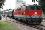 2143 073-1 mit SREX 16010  Reblaus-Express  hat den Endbahnhof Drosendorf erreicht. 31.Juli 2010.