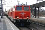 NLB - Tandem 2143.56 und 070-7 fährt am 25.Februar 2018 mit dem SLGAG 97414 in den Bahnhof Korneuburg ein.