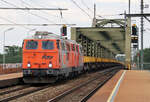 Doppeltraktion der RTS BR 2143 mit leeren Wagen überquert auf der Stadlauer Ostbahnbrücke die Donau und durchfährt die Station Wien Praterkai.